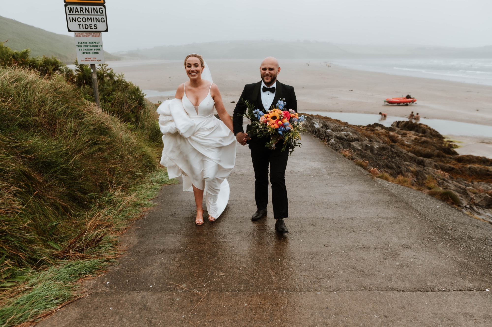 walk_from_beach.jpg ( Laura and Johnny) walk from beach